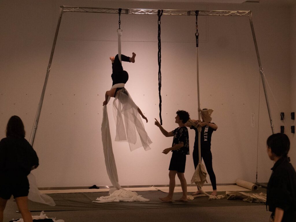 フランス/イスラエル/日本 国際共同ラボ　土佐和紙×現代サーカス「Matières　マチエール」