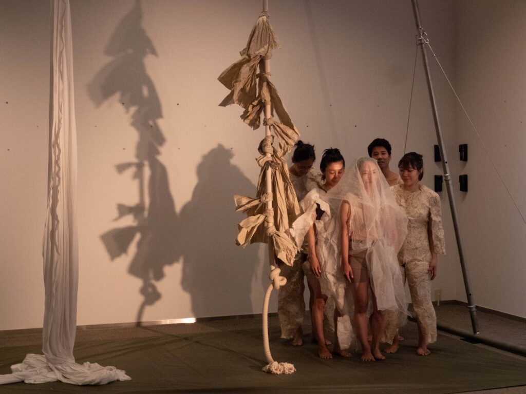 フランス/イスラエル/日本 国際共同ラボ　土佐和紙×現代サーカス「Matières　マチエール」